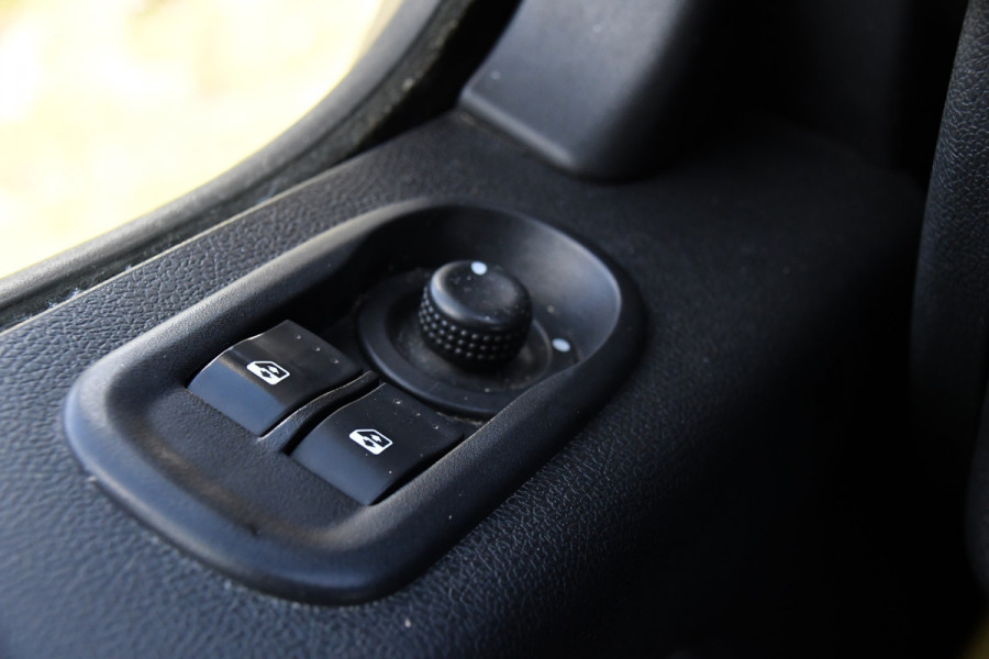 Renault Master T35 2.3 dCi L2H2 Black Edition Cruise, NAVI, Sensoren, Multimedia, Clima, Trekhaak, Airco, 145PK, Uniek!