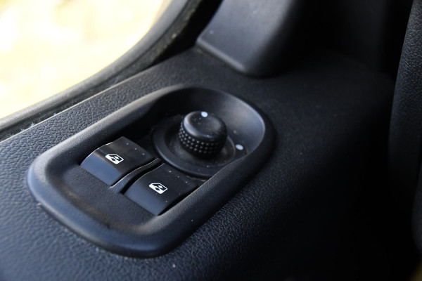 Renault Master T35 2.3 dCi L2H2 Black Edition Cruise, NAVI, Sensoren, Multimedia, Clima, Trekhaak, Airco, 145PK, Uniek!