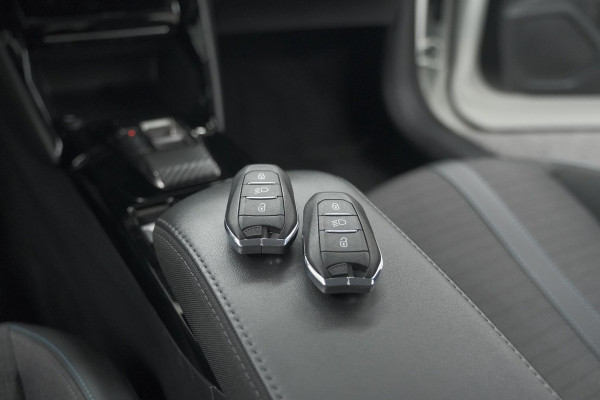 Peugeot 208 PureTech 100 EAT8 Allure Pack | Camera | Navigatie | Apple Carplay | Parkeersensoren | 17 Inch Lichtmetalen Velgen