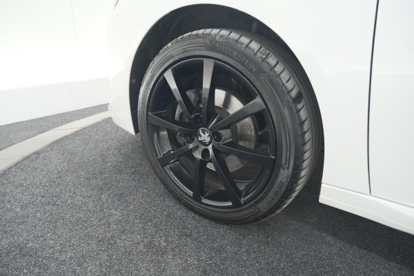 Peugeot 208 PureTech 100 EAT8 Allure Pack | Camera | Navigatie | Apple Carplay | Parkeersensoren | 17 Inch Lichtmetalen Velgen