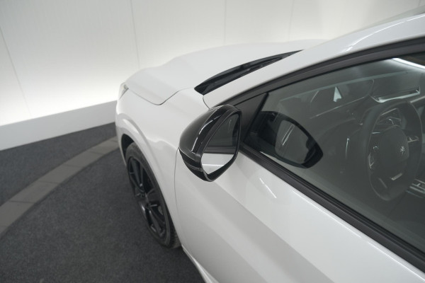Peugeot 208 PureTech 100 EAT8 Allure Pack | Camera | Navigatie | Apple Carplay | Parkeersensoren | 17 Inch Lichtmetalen Velgen