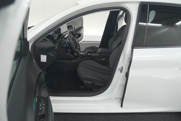 Peugeot 208 PureTech 100 EAT8 Allure Pack | Camera | Navigatie | Apple Carplay | Parkeersensoren | 17 Inch Lichtmetalen Velgen
