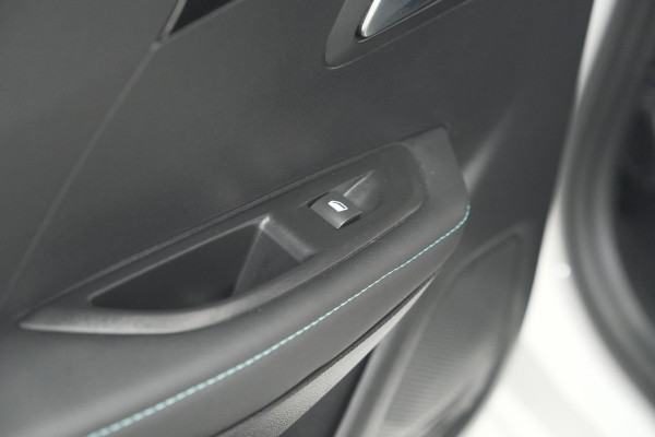 Peugeot 208 PureTech 100 EAT8 Allure Pack | Camera | Navigatie | Apple Carplay | Parkeersensoren | 17 Inch Lichtmetalen Velgen