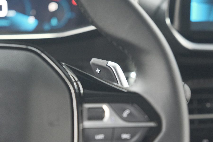 Peugeot 208 PureTech 100 EAT8 Allure Pack | Camera | Navigatie | Apple Carplay | Parkeersensoren | 17 Inch Lichtmetalen Velgen