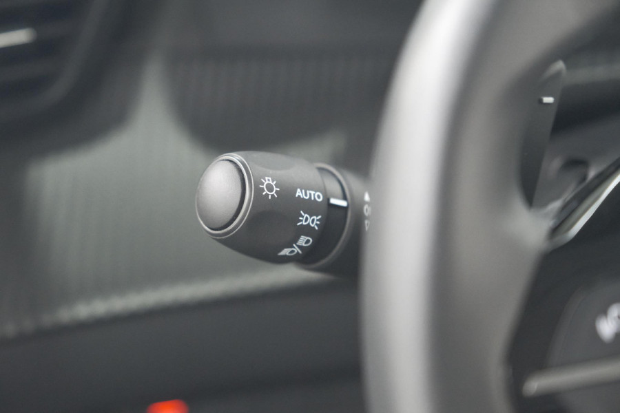 Peugeot 208 PureTech 100 EAT8 Allure Pack | Camera | Navigatie | Apple Carplay | Parkeersensoren | 17 Inch Lichtmetalen Velgen