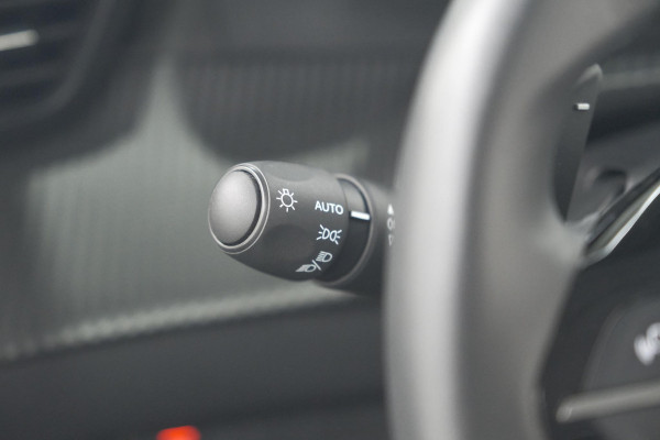 Peugeot 208 PureTech 100 EAT8 Allure Pack | Camera | Navigatie | Apple Carplay | Parkeersensoren | 17 Inch Lichtmetalen Velgen