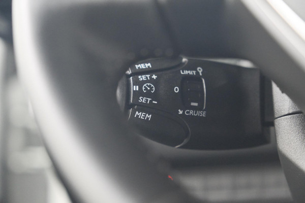 Peugeot 208 PureTech 100 EAT8 Allure Pack | Camera | Navigatie | Apple Carplay | Parkeersensoren | 17 Inch Lichtmetalen Velgen