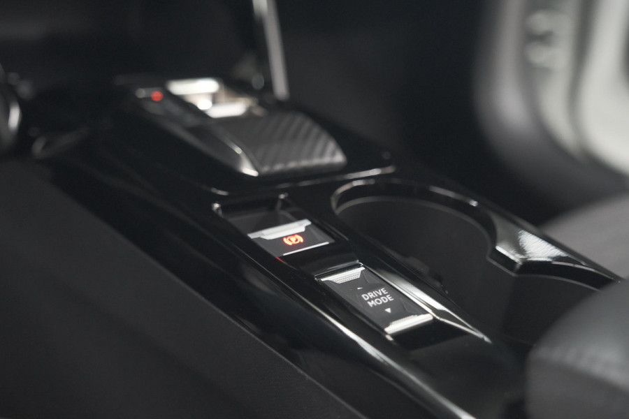 Peugeot 208 PureTech 100 EAT8 Allure Pack | Camera | Navigatie | Apple Carplay | Parkeersensoren | 17 Inch Lichtmetalen Velgen