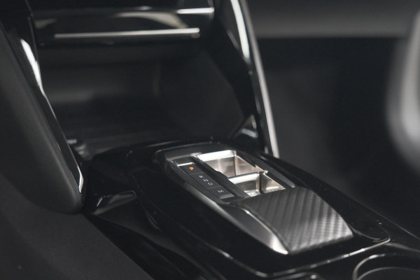 Peugeot 208 PureTech 100 EAT8 Allure Pack | Camera | Navigatie | Apple Carplay | Parkeersensoren | 17 Inch Lichtmetalen Velgen