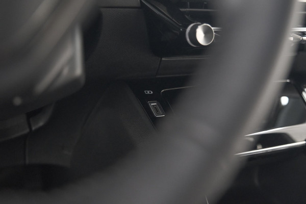 Peugeot 208 PureTech 100 EAT8 Allure Pack | Camera | Navigatie | Apple Carplay | Parkeersensoren | 17 Inch Lichtmetalen Velgen