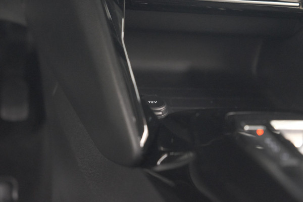 Peugeot 208 PureTech 100 EAT8 Allure Pack | Camera | Navigatie | Apple Carplay | Parkeersensoren | 17 Inch Lichtmetalen Velgen