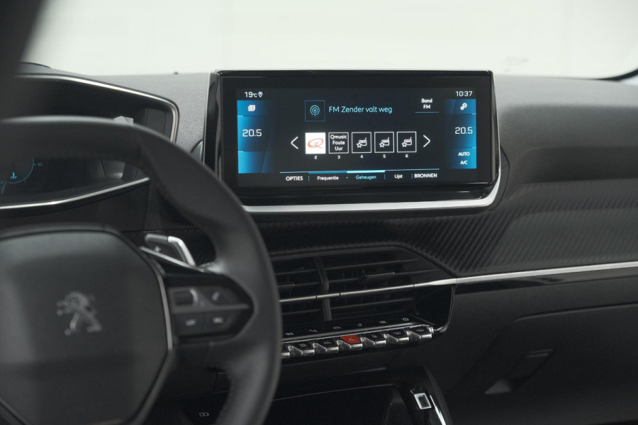 Peugeot 208 PureTech 100 EAT8 Allure Pack | Camera | Navigatie | Apple Carplay | Parkeersensoren | 17 Inch Lichtmetalen Velgen