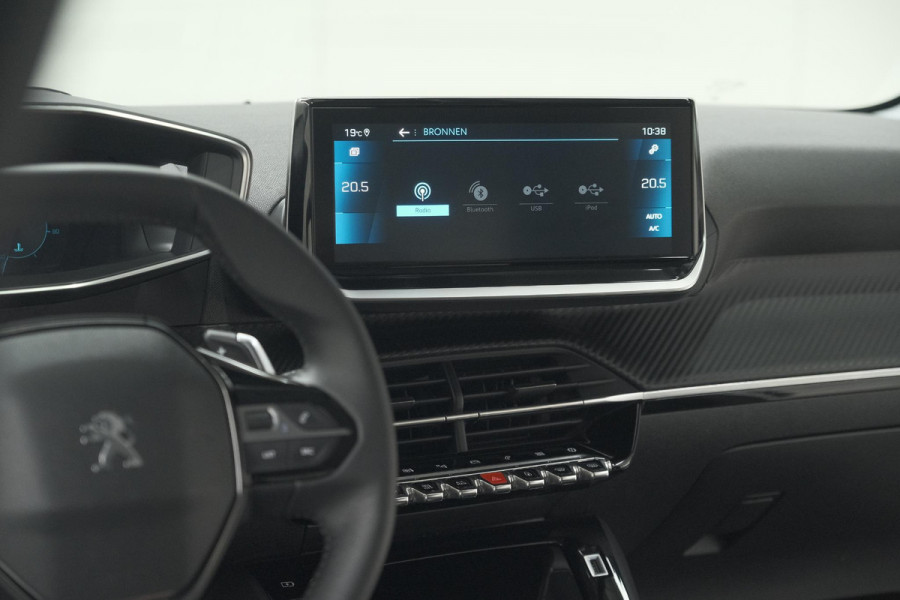 Peugeot 208 PureTech 100 EAT8 Allure Pack | Camera | Navigatie | Apple Carplay | Parkeersensoren | 17 Inch Lichtmetalen Velgen