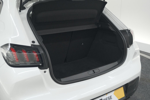 Peugeot 208 PureTech 100 EAT8 Allure Pack | Camera | Navigatie | Apple Carplay | Parkeersensoren | 17 Inch Lichtmetalen Velgen