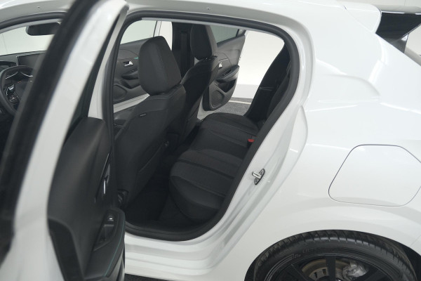 Peugeot 208 PureTech 100 EAT8 Allure Pack | Camera | Navigatie | Apple Carplay | Parkeersensoren | 17 Inch Lichtmetalen Velgen