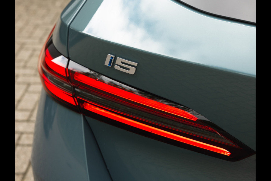 BMW i5 Touring eDrive40 M-Sport Pro - Pano - Onderstel Prof - Bowers & Wilkins