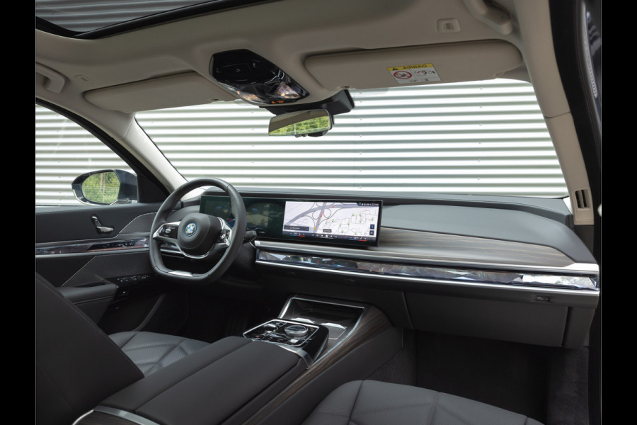 BMW i7 xDrive60 - Stoelverwarming voor + achter - Head-up Display - 106kWh