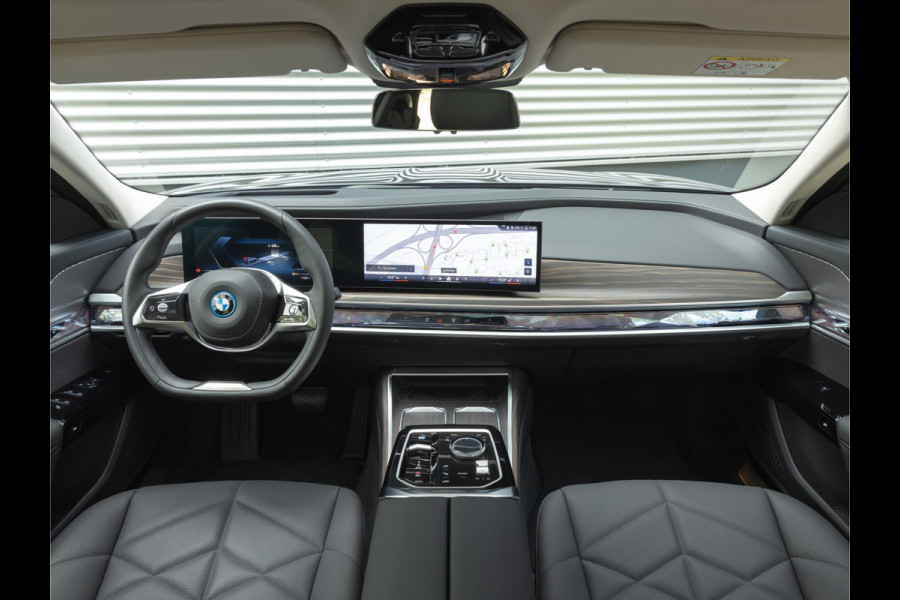 BMW i7 xDrive60 - Stoelverwarming voor + achter - Head-up Display - 106kWh
