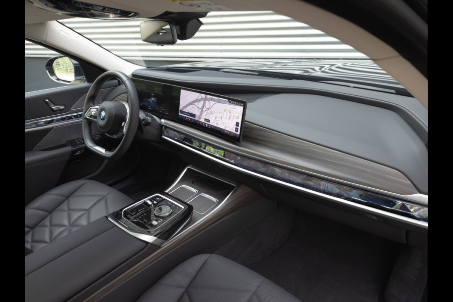 BMW i7 xDrive60 - Stoelverwarming voor + achter - Head-up Display - 106kWh