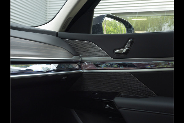 BMW i7 xDrive60 - Stoelverwarming voor + achter - Head-up Display - 106kWh