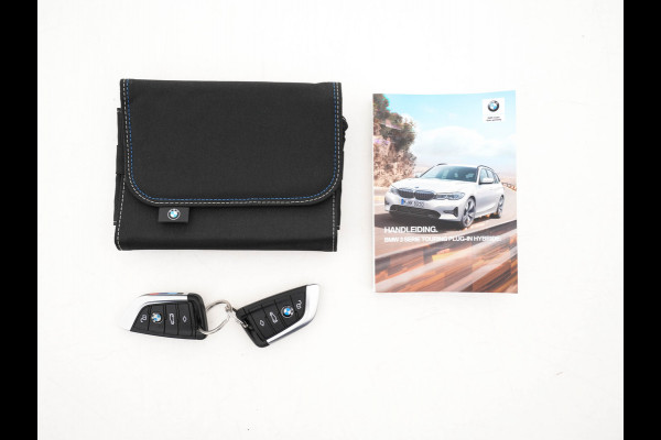 BMW 3 Serie Touring 330e Business Edition Plus M-Sportpack (INCL-BTW) *PANO | VERNASCA-FULL-LEATHER | HEAD-UP | FULL-LED | DIGI-COCKPIT | NAVI-FULLMAP | HEATED-SPORTSEATS | HIFI-SOUND | CAMERA | AMBIENT-LIGHT | TOWBAR | 19''ALU*