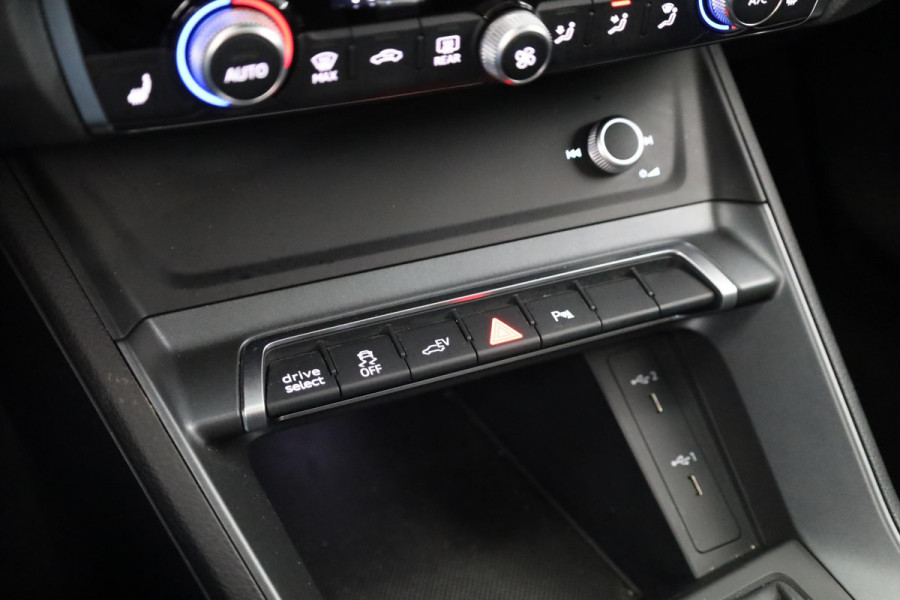 Audi Q3 45 TFSI e S edition 245PK Automaat | Panorama dak | Lederen bekleding | 20 "LM velgen | Adaptieve cruise control |
