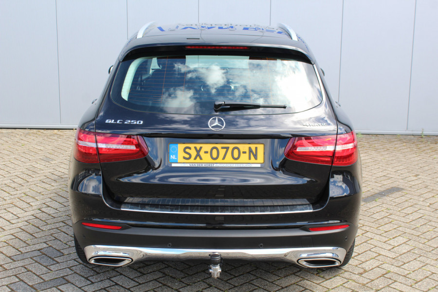 Mercedes-Benz GLC 250-211pk 4MATIC 'Premium'. AUTOMAAT ! Nette 4-wiel aangedreven wagen, trekgewicht 2.400kg ! Autm. airco, navigatie, telefoonvoorb., camera, comfortstoelen, elektr. achterklep, elektr. trekhaak, metallic lak, LM wielen, LED verlichting, etc, etc.