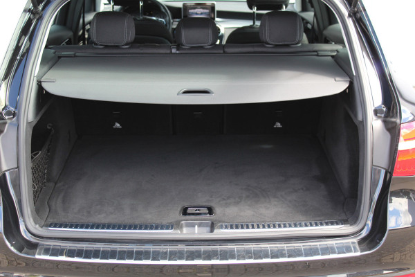 Mercedes-Benz GLC 250-211pk 4MATIC 'Premium'. AUTOMAAT ! Nette 4-wiel aangedreven wagen, trekgewicht 2.400kg ! Autm. airco, navigatie, telefoonvoorb., camera, comfortstoelen, elektr. achterklep, elektr. trekhaak, metallic lak, LM wielen, LED verlichting, etc, etc.