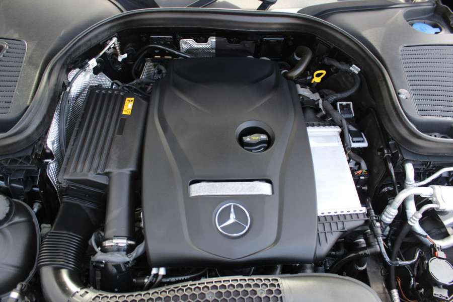 Mercedes-Benz GLC 250-211pk 4MATIC 'Premium'. AUTOMAAT ! Nette 4-wiel aangedreven wagen, trekgewicht 2.400kg ! Autm. airco, navigatie, telefoonvoorb., camera, comfortstoelen, elektr. achterklep, elektr. trekhaak, metallic lak, LM wielen, LED verlichting, etc, etc.