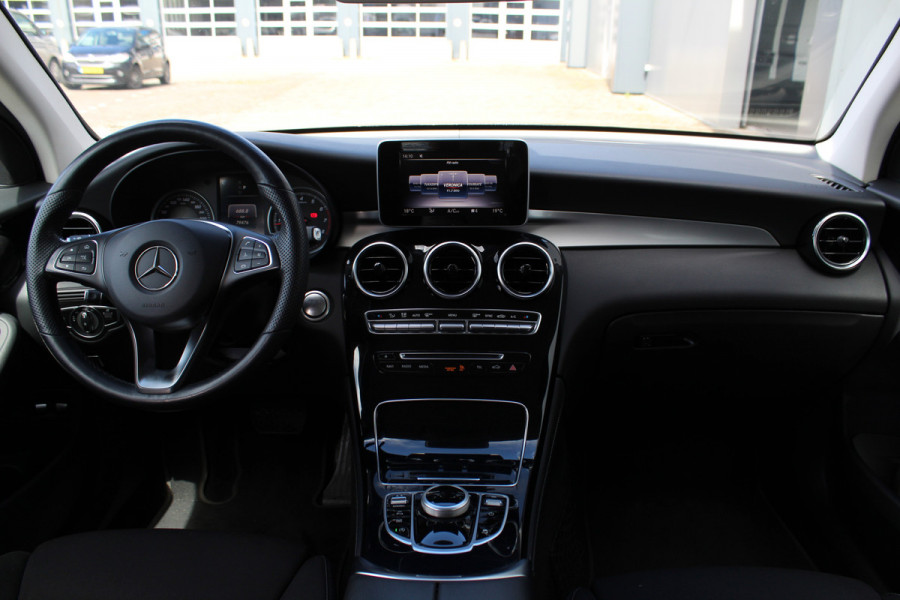 Mercedes-Benz GLC 250-211pk 4MATIC 'Premium'. AUTOMAAT ! Nette 4-wiel aangedreven wagen, trekgewicht 2.400kg ! Autm. airco, navigatie, telefoonvoorb., camera, comfortstoelen, elektr. achterklep, elektr. trekhaak, metallic lak, LM wielen, LED verlichting, etc, etc.