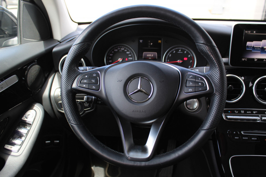 Mercedes-Benz GLC 250-211pk 4MATIC 'Premium'. AUTOMAAT ! Nette 4-wiel aangedreven wagen, trekgewicht 2.400kg ! Autm. airco, navigatie, telefoonvoorb., camera, comfortstoelen, elektr. achterklep, elektr. trekhaak, metallic lak, LM wielen, LED verlichting, etc, etc.