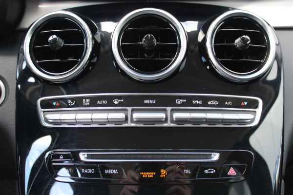 Mercedes-Benz GLC 250-211pk 4MATIC 'Premium'. AUTOMAAT ! Nette 4-wiel aangedreven wagen, trekgewicht 2.400kg ! Autm. airco, navigatie, telefoonvoorb., camera, comfortstoelen, elektr. achterklep, elektr. trekhaak, metallic lak, LM wielen, LED verlichting, etc, etc.