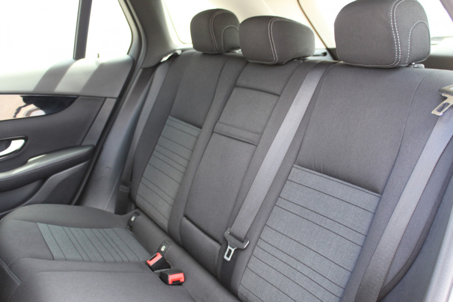 Mercedes-Benz GLC 250-211pk 4MATIC 'Premium'. AUTOMAAT ! Nette 4-wiel aangedreven wagen, trekgewicht 2.400kg ! Autm. airco, navigatie, telefoonvoorb., camera, comfortstoelen, elektr. achterklep, elektr. trekhaak, metallic lak, LM wielen, LED verlichting, etc, etc.