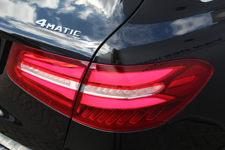 Mercedes-Benz GLC 250-211pk 4MATIC 'Premium'. AUTOMAAT ! Nette 4-wiel aangedreven wagen, trekgewicht 2.400kg ! Autm. airco, navigatie, telefoonvoorb., camera, comfortstoelen, elektr. achterklep, elektr. trekhaak, metallic lak, LM wielen, LED verlichting, etc, etc.