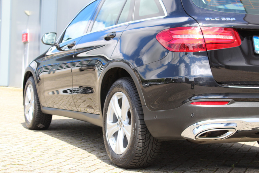 Mercedes-Benz GLC 250-211pk 4MATIC 'Premium'. AUTOMAAT ! Nette 4-wiel aangedreven wagen, trekgewicht 2.400kg ! Autm. airco, navigatie, telefoonvoorb., camera, comfortstoelen, elektr. achterklep, elektr. trekhaak, metallic lak, LM wielen, LED verlichting, etc, etc.