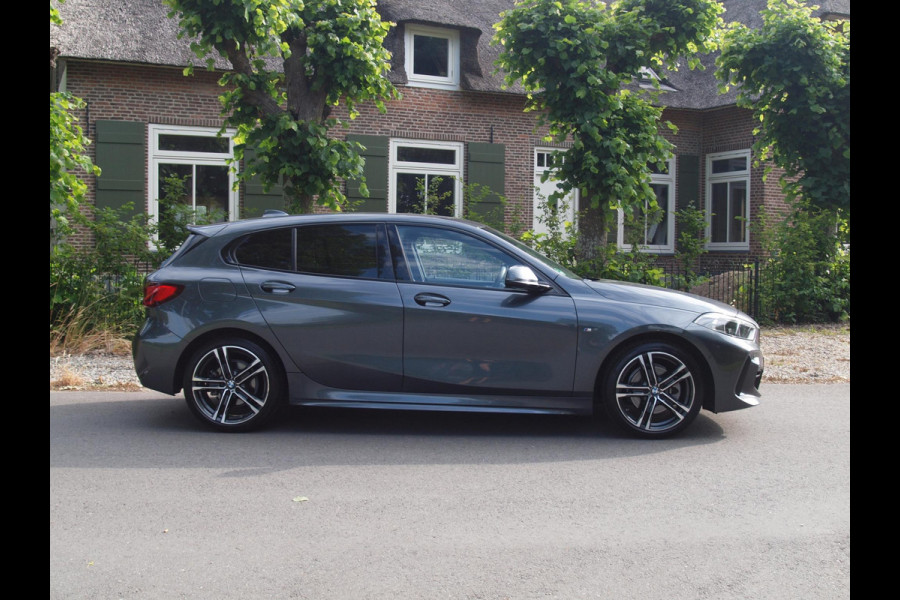 BMW 1-serie 118i High Executive Edition | M-pakket | Camera | Apple Carplay | Harman Kardon | Automaat |
