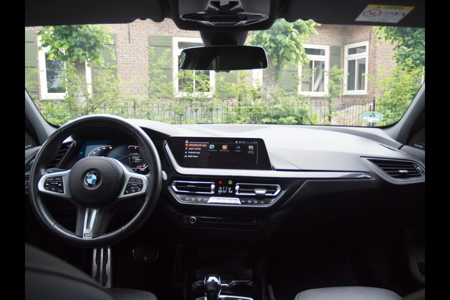 BMW 1-serie 118i High Executive Edition | M-pakket | Camera | Apple Carplay | Harman Kardon | Automaat |