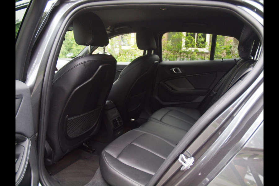 BMW 1-serie 118i High Executive Edition | M-pakket | Camera | Apple Carplay | Harman Kardon | Automaat |