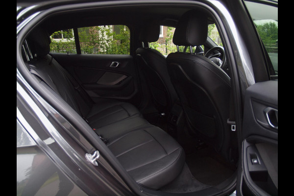 BMW 1-serie 118i High Executive Edition | M-pakket | Camera | Apple Carplay | Harman Kardon | Automaat |
