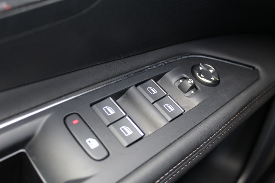 Peugeot 3008 1.6 HYbrid4 300 GT | Trekhaak | BLIS | Panoramadak | Adaptieve Cruise | Led | Navigatie