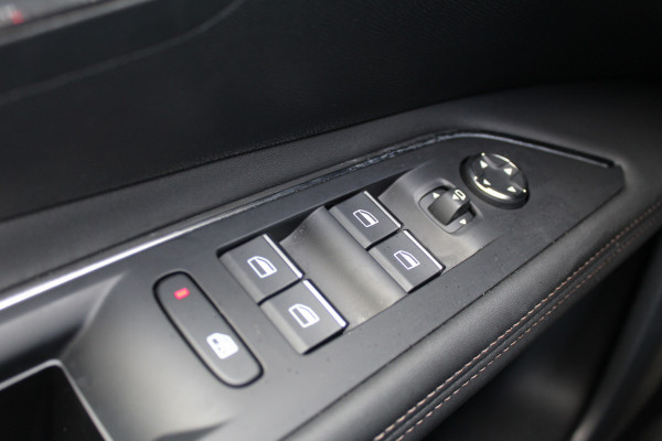 Peugeot 3008 1.6 HYbrid4 300 GT | Trekhaak | BLIS | Panoramadak | Adaptieve Cruise | Led | Navigatie