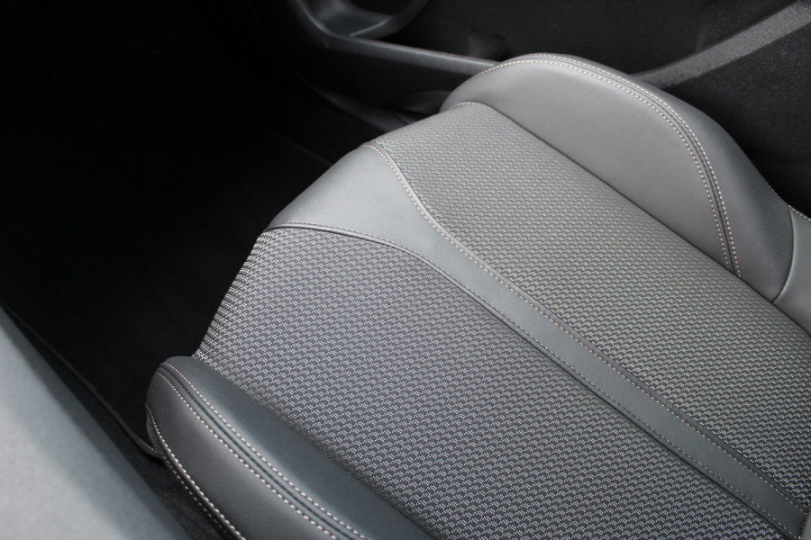 Peugeot 3008 1.6 HYbrid4 300 GT | Trekhaak | BLIS | Panoramadak | Adaptieve Cruise | Led | Navigatie