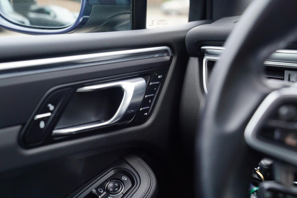 Porsche Macan 2.0 | Panorama | Bose Sound System | PASM | Sport Chrono | Stoelverwarming | Facelift | Comfortstoelen | Lane Assist