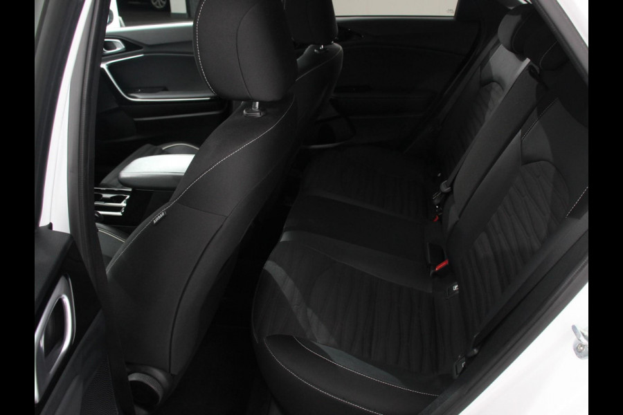 Kia ProCeed 1.5 T-GDi GT-Line Climate control Cruise control adaptive Achteruitrijd camera Parkeersensoren achter Stuur verwarming Voorstoelen verwarmd Navigatie Apple Carplay/ Android Auto