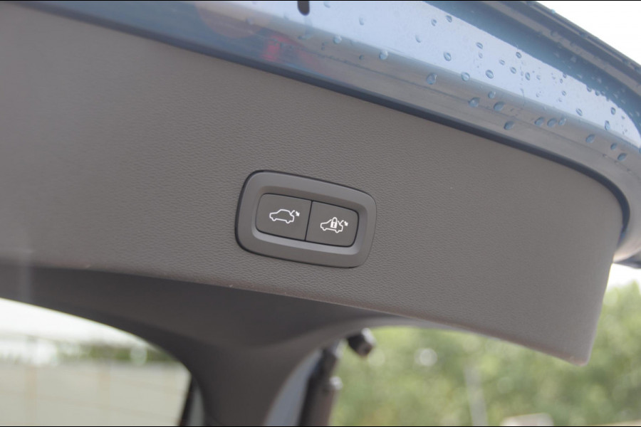 Volvo C40 Single Motor Extended Range Ultimate 82 kWh / Adaptieve cruise control / Parkeersensoren met 360 camera / Apple carplay / Keyless entry / Elektrische achterklep / Stoel - en stuurwielverwarming / Elektrische stoelen met geheugen / Harman Kardon audio