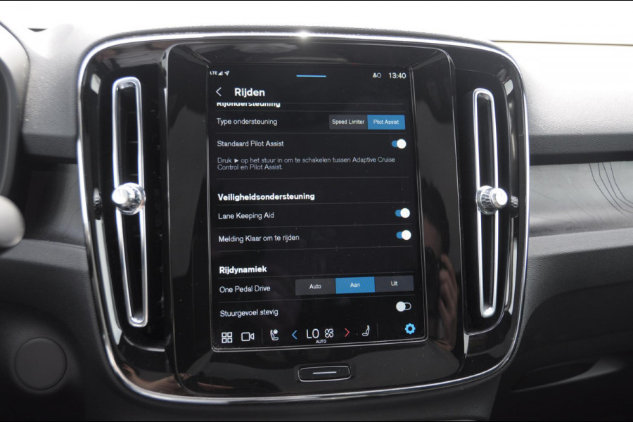 Volvo C40 Single Motor Extended Range Ultimate 82 kWh / Adaptieve cruise control / Parkeersensoren met 360 camera / Apple carplay / Keyless entry / Elektrische achterklep / Stoel - en stuurwielverwarming / Elektrische stoelen met geheugen / Harman Kardon audio