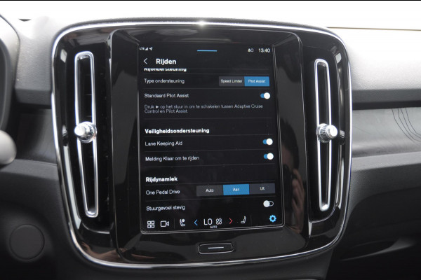 Volvo C40 Single Motor Extended Range Ultimate 82 kWh / Adaptieve cruise control / Parkeersensoren met 360 camera / Apple carplay / Keyless entry / Elektrische achterklep / Stoel - en stuurwielverwarming / Elektrische stoelen met geheugen / Harman Kardon audio