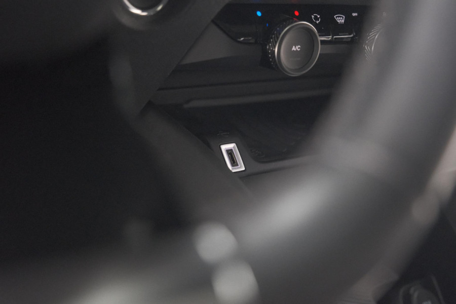 Citroën C4 Puretech 130 EAT8 Shine | Camera | Head-Up Display | Parkeersensoren | Navigatie