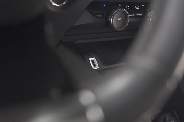 Citroën C4 Puretech 130 EAT8 Shine | Camera | Head-Up Display | Parkeersensoren | Navigatie