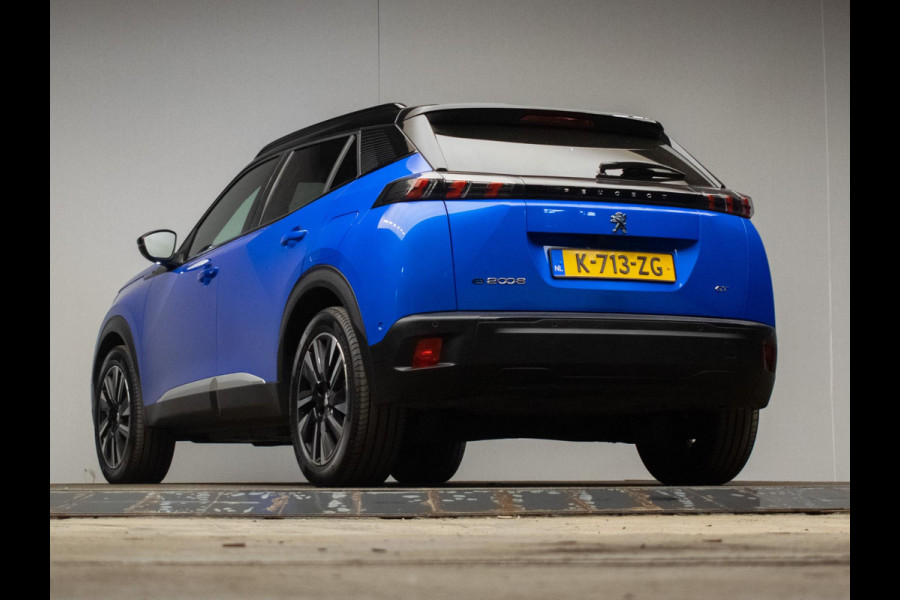 Peugeot e-2008 EV GT Pack 50 kWh Sport 3 FASE (PANORAMADAK,APPLE CARPLAY,LED,NAVI,3D CAMERA,ALCANTARA,DODE HOEK,NETTESTAAT)